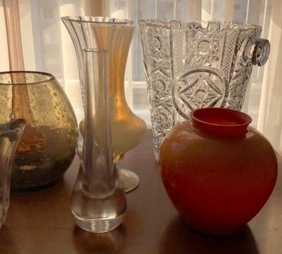 null Un ensemble de env. 10 vases en verre et cristal taillé, 

soliflore opaliné,...