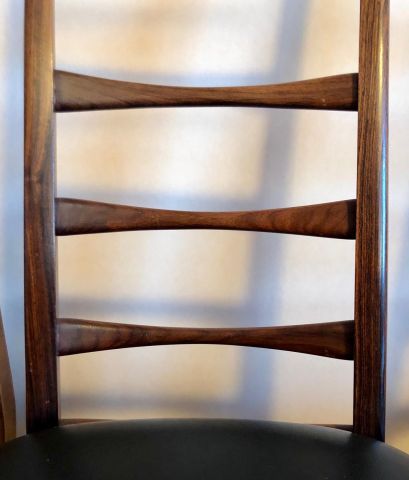 null Travail DANOIS des années 1970

Suite de 4 chaises en bois et bois de placage...