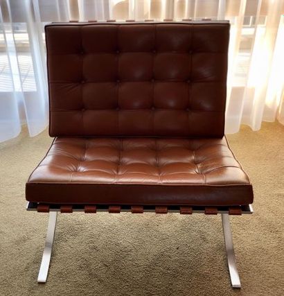 null L. MIES VAN DER ROHE

Un fauteuil dit "Barcelona" à sangles de cuir tendu sur...