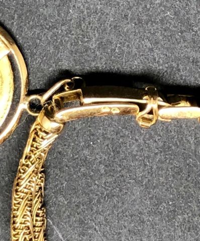 null Montre de dame en or jaune 18K (750 °/°°), le cadran rond est signé LIP et numéroté...