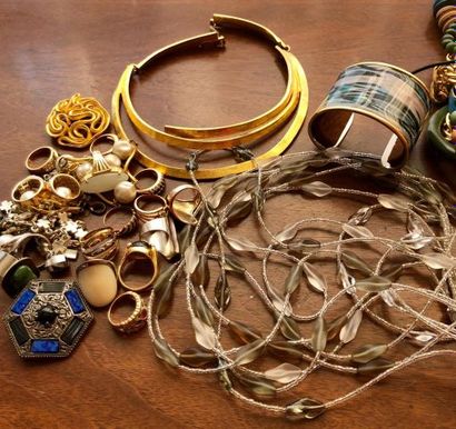 null Un important lot de bijoux fantaisies 

dont paire de pendants d'oreilles en...