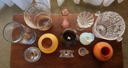 null Un ensemble de env. 10 vases en verre et cristal taillé, 

soliflore opaliné,...