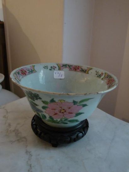 null Coupe en porcelaine et émaux de la famille rose (égrenures)