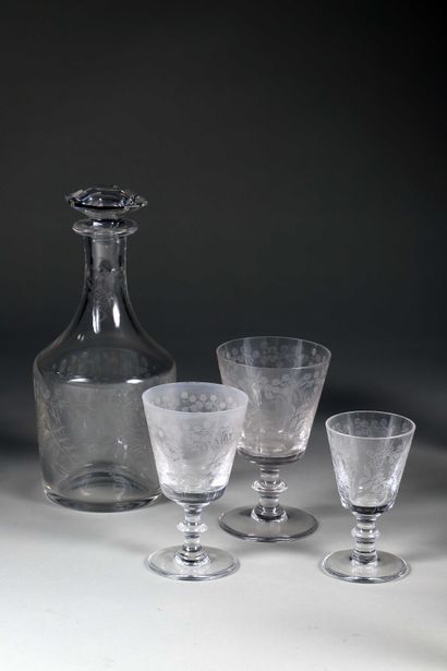 null VERRERIE: SAINT-LOUIS Partie de service de verres sur piédouche en cristal taillé...