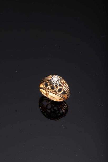  Bague dôme en fils d’or jaune 750°/00 et platine ornée d’un diamant rond taillé...