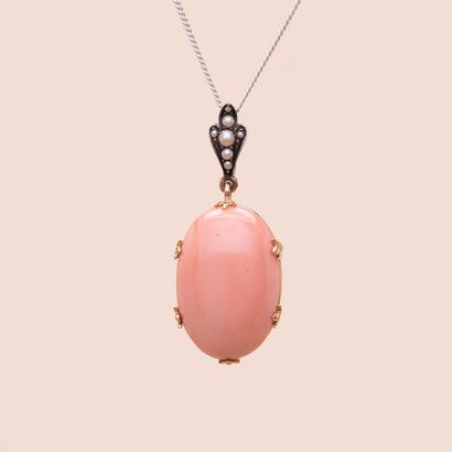 null Pendentif en or 18K (750°/00) serti d'un beau cabochon de corail peau d'ange...