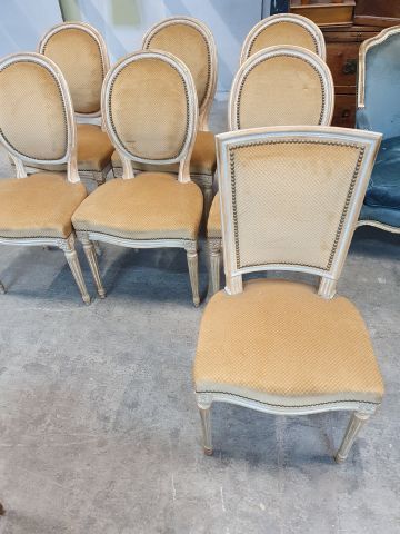 null Ensemble de six chaises médaillon, style Louis XVI, on y joint une chaise d'un...