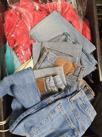 null Un lot de 2 caisses de vêtements dont robe de soirée, jeans Levis...