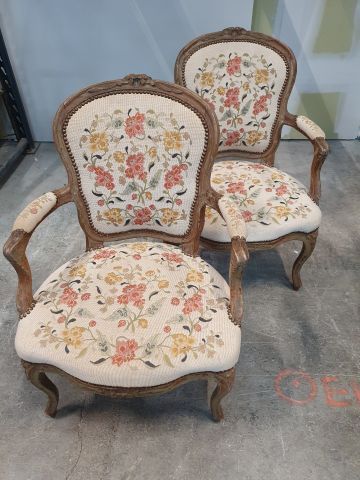 null Paire de fauteuils cabriolet, style Louis XV, garniture à fleurs.