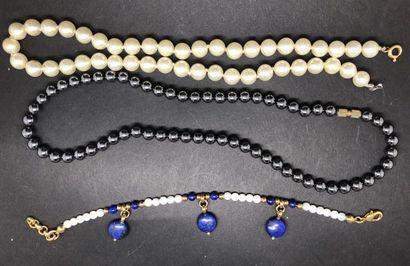 null Lot de 9 sautoirs de perles de couleurs FANTAISIE. On joint 2 bracelets de perles...