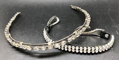 null Lot de 4 colliers FANTAISIE et 1 bracelet : 1 collier « plastron » orné de pierres...