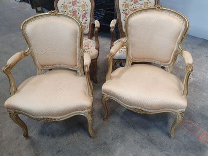 null Paire de fauteuils cabriolet, style Louis XV, garniture crème.