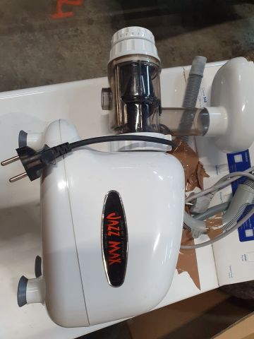 null Un lave-linge, sèche-linge VEDETTE, on y joint un robot de cuisine.