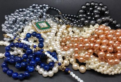 null Lot de 9 sautoirs de perles de couleurs FANTAISIE. On joint 2 bracelets de perles...