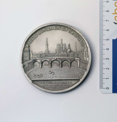 null Médaille: LOUIS XIV, Le Pont Royal. Médaille d’argent (72mm) datée 1685 au buste...
