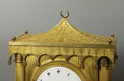 null Pendule portique en bronze doré pour le marché Ottoman à sonnerie au passage...