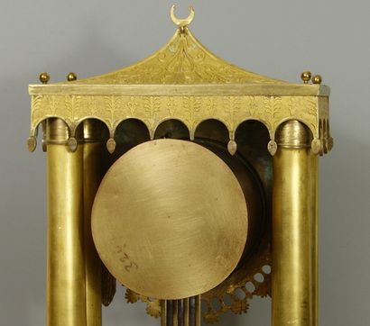 null Pendule portique en bronze doré pour le marché Ottoman à sonnerie au passage...