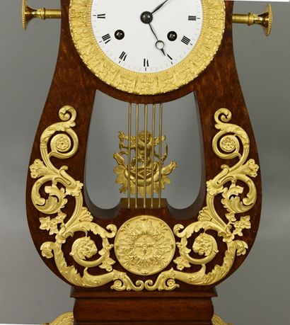 null Pendule en forme de lyre à sonnerie au passage des heures et demi, vers 1830....
