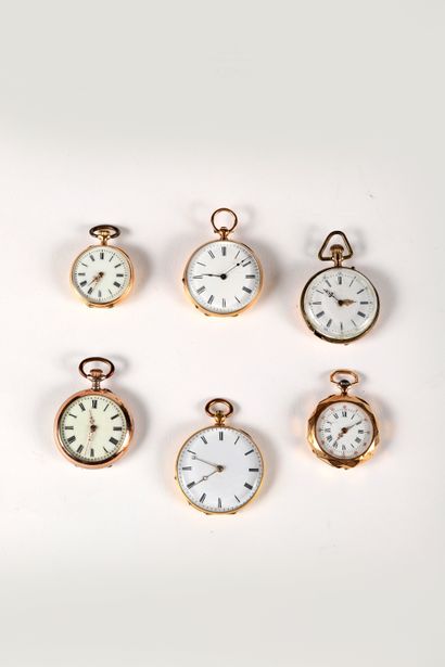 null Quatre montres de col en or (pb. 90gr), une en argent et une en métal.