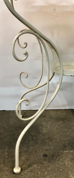 null Iron dressing table painted in white. 

Height : 75 cm 

We join a jug and its...