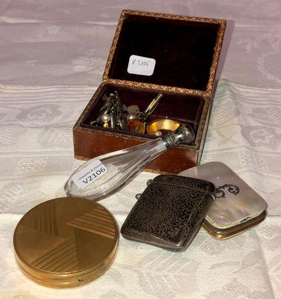 null Small lot of trinkets including a silver mounted salt bottle, an English silver...