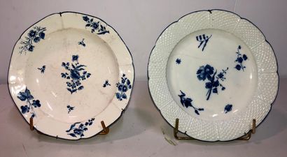 null CHANTILLY 

2 plates with scalloped edges in soft porcelain decorated in blue,...