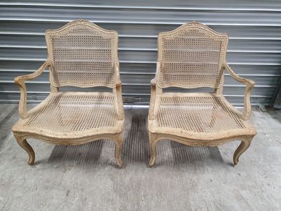 null 2 fauteuils de style Régence en bois peint et cannés [ pieds vermoulus et accidentés...