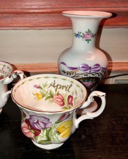 null Suite de 12 tasses à thé et leurs sous-tasses en porcelaine anglaise "Bone China"...
