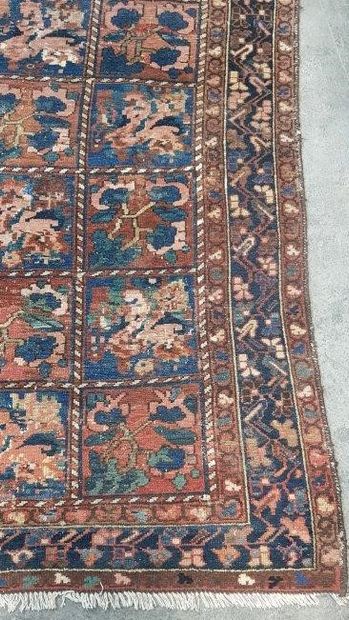 null Tapis BAKHTIAR dans les tons bruns et bleus

190 x 126,5 cm 

Usures