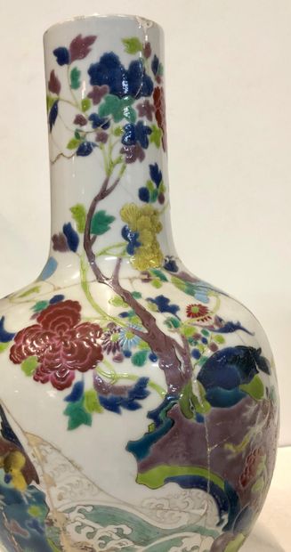 null Une paire de vases en porcelaine de Chine à décor polychrome

de volatiles dans...