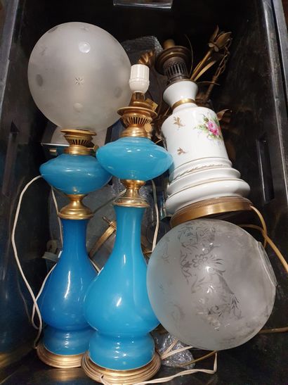 null 1 CASE lamps and floor lamp, including 2 oil lamps in blue opaline, mounted...