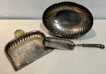 null SILVER METAL 

Lot including : 1 metal bench marked CHRISTOFLE, and 1 crumb...