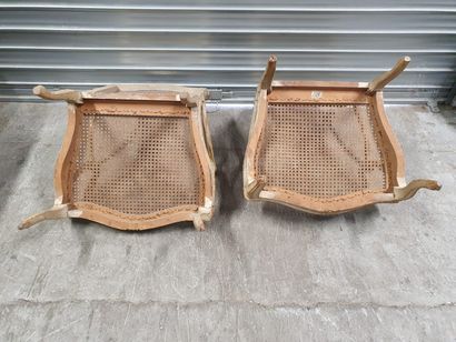 null 2 fauteuils de style Régence en bois peint et cannés [ pieds vermoulus et accidentés...