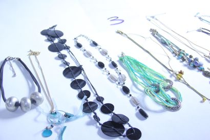 null 1 set of costume jewellery including a long necklace with pearly decoration