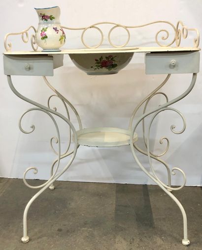 null Iron dressing table painted in white. 

Height : 75 cm 

We join a jug and its...