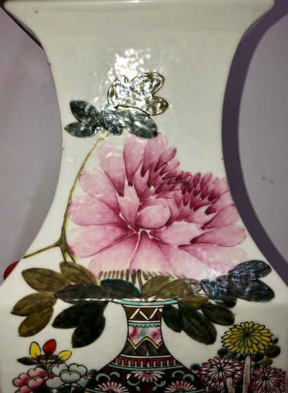 null Grand vase en porcelaine de Chine monté en lampe à décors polychromes de mobilier...