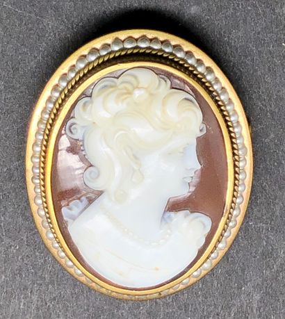 null Two oval brooches, one mounted as a pendant, decorated in the cameo style with...