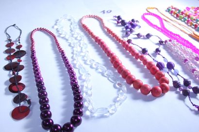 null 1 set of costume jewellery including long necklaces in pink tones