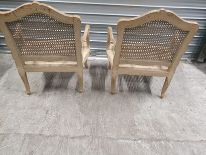 null 2 fauteuils de style Régence en bois peint et cannés [ pieds vermoulus et accidentés...