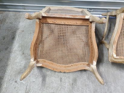 null 2 fauteuils de style Régence en bois peint et cannés [ pieds vermoulus et accidentés...