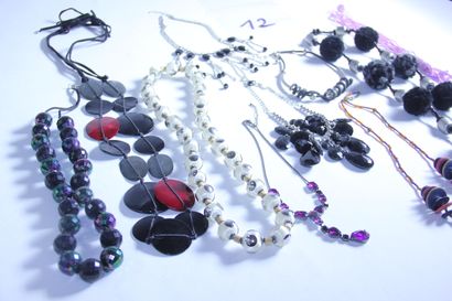 null 1 set of costume jewellery including chokers