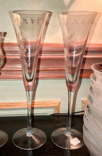 null VERRERIE 

Paire de grandes coupes de Champagne "Toi et Moi" en cristal à décor...