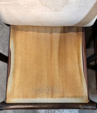 null Une suite de 4 fauteuils d'extérieur en rotin teinté. Vers 1960. Avec leurs...