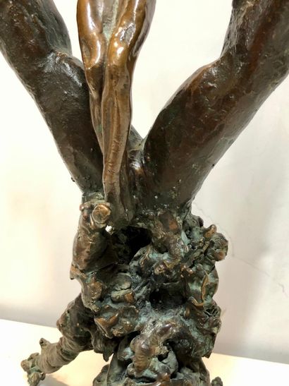 null Christ crucifié entre 2 bras tendus sur un tertre 

Sculpture en bronze à patine...