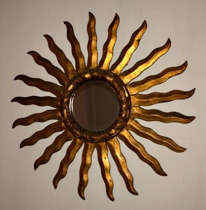 null Carved and gilded wood "Soleil" mirror 

20th century 

Diameter : 54 cm