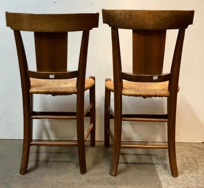 null Une paire de chaises paillées à dossier bandeau en bois naturel et bois de placage....