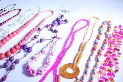 null 1 set of costume jewellery including long necklaces in pink tones