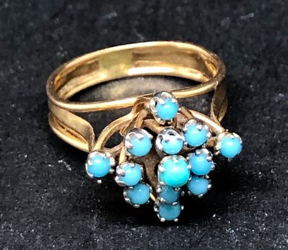 null Ring in 18K yellow gold (750°/°°) with a basket of turquoise pearls

PB : 5,2...