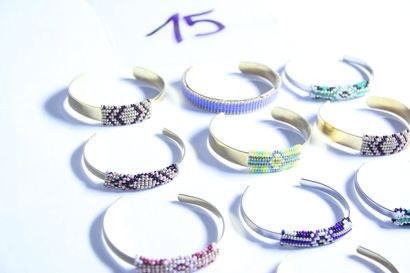 null 1 lot de bijoux fantaisies : 10 bracelets joncs ornés de perles de couleurs