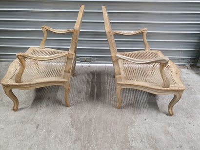 null 2 fauteuils de style Régence en bois peint et cannés [ pieds vermoulus et accidentés...